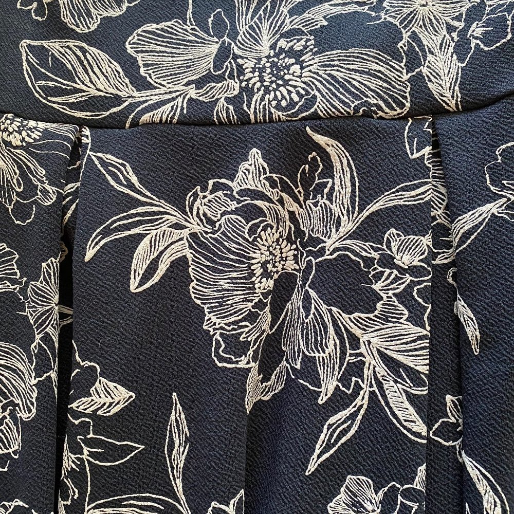 Soprano Navy / White Floral Halter Fit and Flare Dress Sz Med (juniors) NWT - Picture 7 of 7